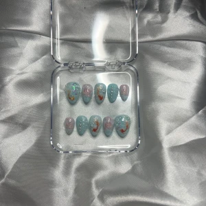 Koi Lagoon Short Almond - Mått: 16-12-13-12-10 (MM) Handgjorda lösnaglar av högsta kvalitet!✨Vid rätt applicering & borttagning kan man använda dem flera gånger! Du får med prepkit & instruktioner💕