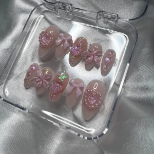 Sweetheart Sparkle Medium Almond - Mått: 14-10-11-10-8 (MM) Handgjorda lösnaglar av högsta kvalitet!✨Vid rätt applicering & borttagning kan man använda dem flera gånger! Du får med prepkit & instruktioner💕