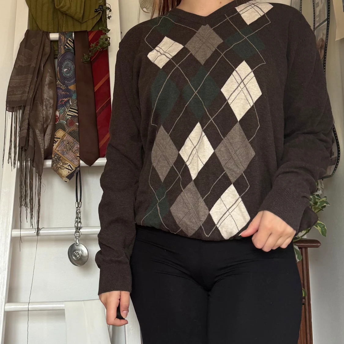 Brun tröja med argyle-mönster