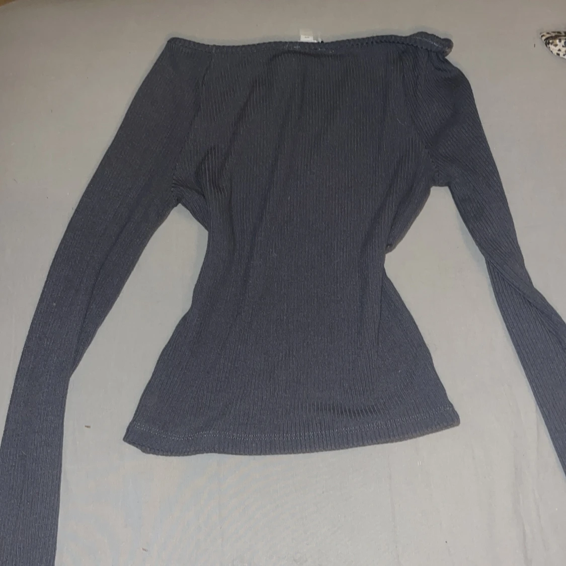 Mörkgrå offshoulder topp från Clockhouse - 1