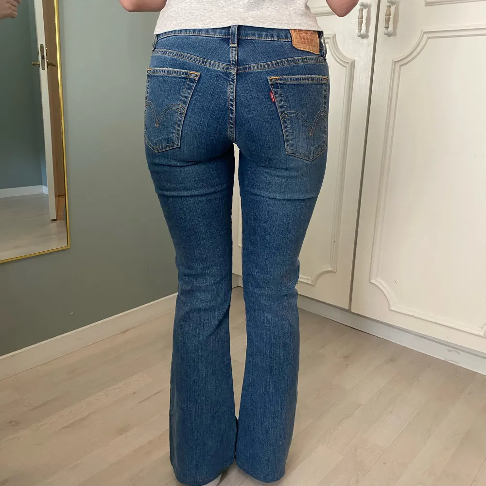 blå bootcut 518 superlow jeans, strl s midjemått 38 grenmått 20 innerbenslängd 73. Farkut & Housut.