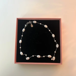 Halsband med vita pärlor - Halsband med vita pärlor på en tunn silverkedja. Köpt i Italien, vet ej märket. 