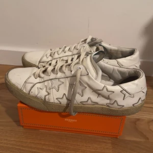 Ett par Saint Laurent skor - Säljer ett par Saint Laurent skor i storlek 41! Skorna är i använt skick och det är därför jag valt att sälja de relativt billigt! Om man anstränger sig kan man nog få bort lite fler fläckar! Om ni har fler frågor, så är det bara att höra av sig! Priset är inte fast