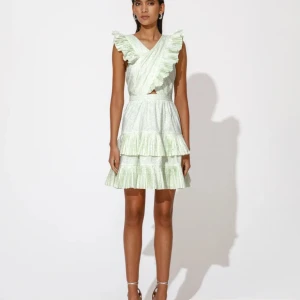 By Malina klänning  - Vit By Malina klänning med volangdetalljer, nypris 3200kr. Går att ha off-shoulder! Aldrig använd och prislapp kvar! Fint alternativ till studentklänning! 