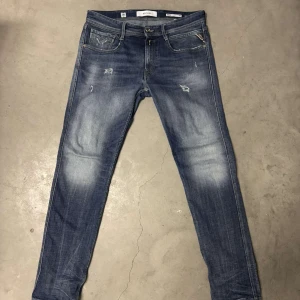 Replay anbass - Feta blåa replay jeans med slitningar och snygg wash. De är i storlek 32/32 med en slim fit. Vid frågor är det bara att kontakta mig😁