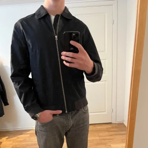 These Glory Days Overshirt - mörkblå oanvänd - Säljer denna sjukt snygga Overshirten från These Glory Days⭐️ Färgen är mörkblå och storleken är M⭐️Jackan har inga defekter och skicket är utomordentligt🙌🤝 Sjukt najs passform och material också⭐️🙌 Tveka inte på att höra av er dig vid minsta fråga eller fundering😊