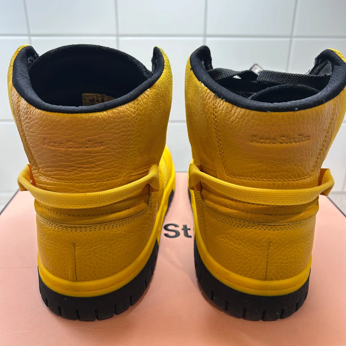 Gula sneakers från Acne Studios - 1