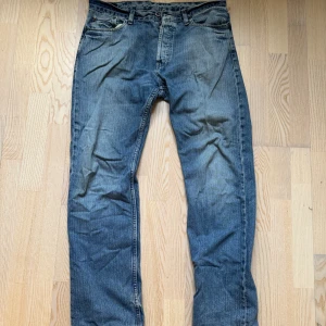 Blå jeansbyxor från Batistini - Säljer ett par klassiska blå jeansbyxor från Batistini. De har en normal passform med raka ben och fem fickor. Perfekta för en avslappnad stil. Skicka ett meddelande vid intresse! Storlek W34 L32