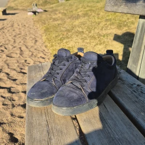 Mörkblå loubs i byte - Byter loubs i lite sisådär skick. Har haft de ett tag och sulorna har gått men de är limmade  och syns inte när man har på sig de. Mochan är i jättebra skick. Byter helst mot skor. Vet ej om de är riktiga men har lite tecken på de kolla bilder. Tar imot prisförslag.