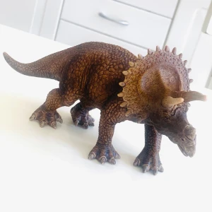Triceratops dinosauriefigur - Detaljerad Triceratops dinosauriefigur i brunt med realistisk textur och horn. Perfekt för dinosaurieentusiaster och samlare.