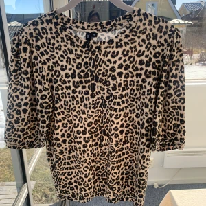Leopardmönstrad topp från The Black Label Collection Lager 157 - Säljer en snygg leopardmönstrad topp från The Black Label Collection(lager 157). Toppen har trekvartsärmar och en normal passform. Perfekt för att ge din outfit en trendig touch 🐆 Har använt endast 1 gång så i väldigt fint skick🥰