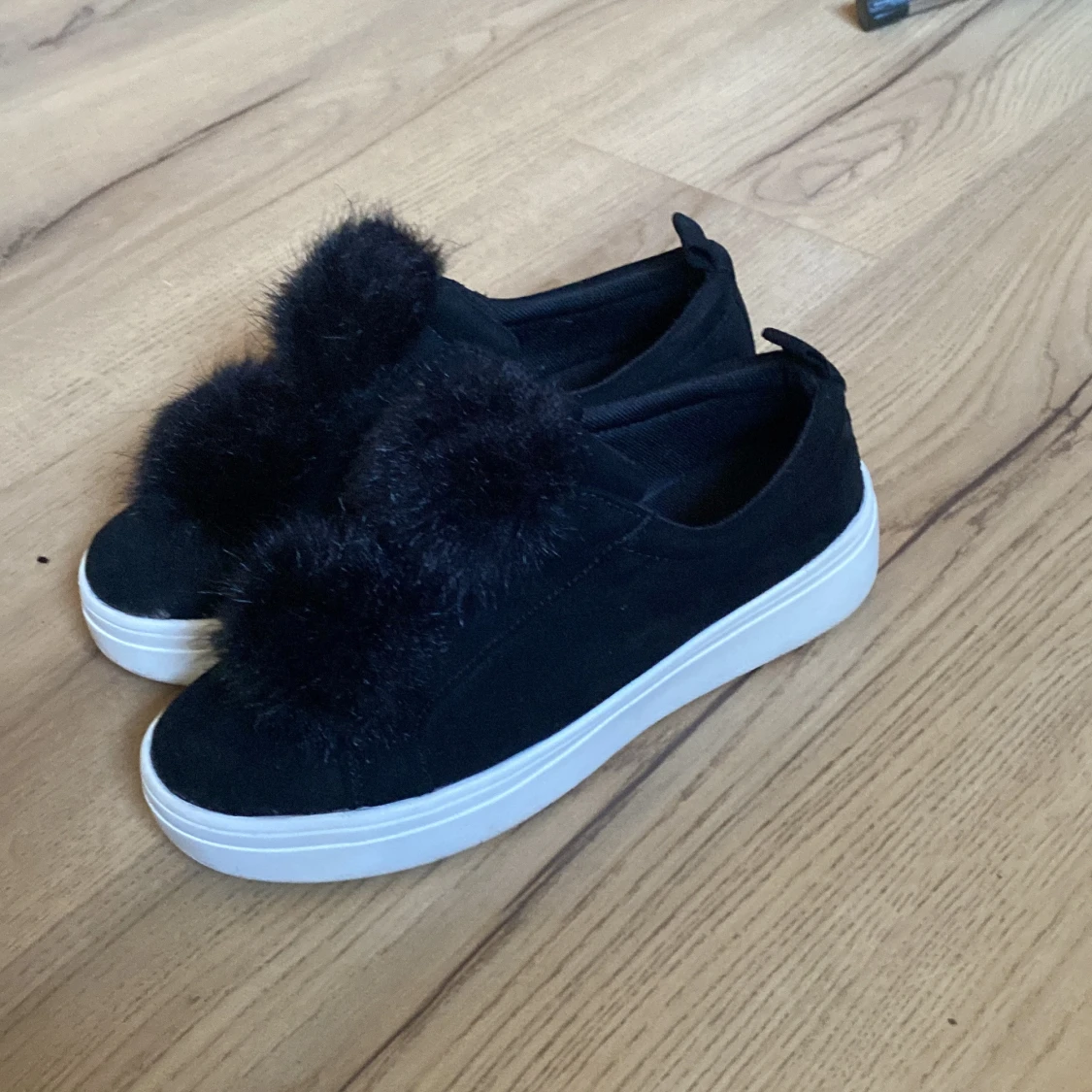Svarta sneakers med pälsdetalj från Duffy - 1