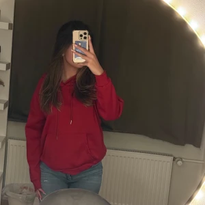 Röd hoodie från Shein - Säljer en röd hoodie från Shein i storlek S. Kommer inte till användning då den röda färgen är för stark för min smak, därmed säljer jag den
