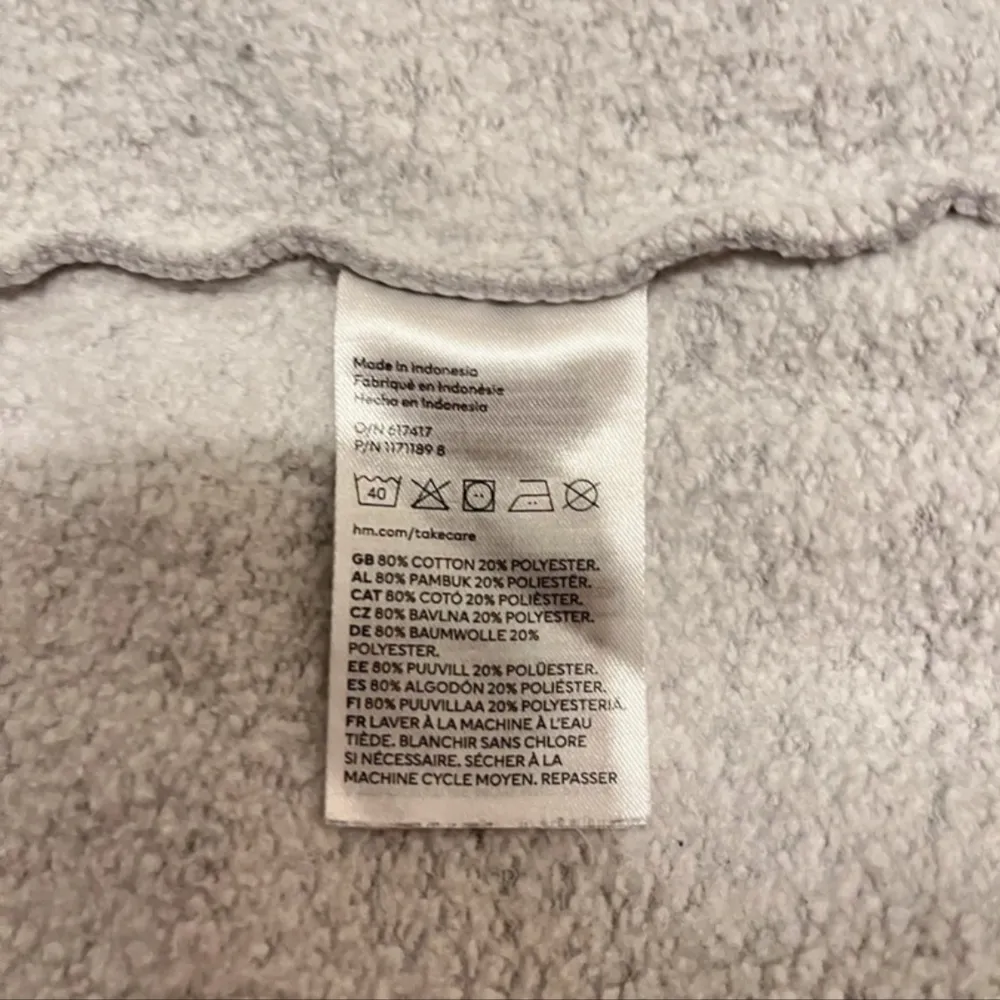Säljer en klassisk grå hoodie från H&M. Den är tillverkad i en mjuk bomullsblandning med 80% bomull och 20% polyester. Perfekt för en avslappnad stil med sin bekväma passform och huva.. Neuletakit & Villapaidat.