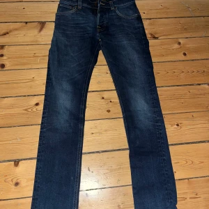 Nudie Jeans ”Grim Tim” W29 L32 - Riktigt snygga mörkblåa Nudie Jeans med modellen Grim tim. Inga defekter och nästan aldrig använts. Priset är ej hugget i sten! Skriv om du vill ha fler bilder!