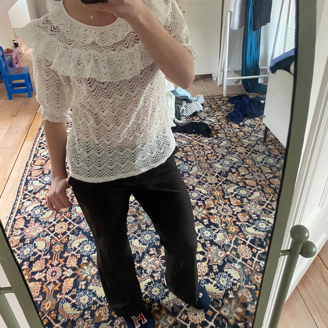 Vit spetsblus med volangdetaljer