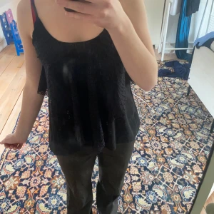 Svart ärmlös topp med spetsdetaljer - Svart linne med fin design