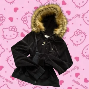 Fur Hoodie-Juicy Couture - Säljer en super söt fur hoodie från Juicy couture, (fuskpäls). Inga prisförslag eller bilder på 💕Storlek M-S. 