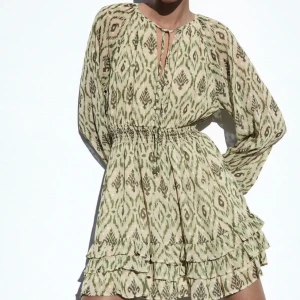 Grön mönstrad klänning från Zara - Säljer en jättefin grön mönstrad klänning från Zara med långa ärmar och volangdetaljer. I storlek s/36 och är i bra skick. 