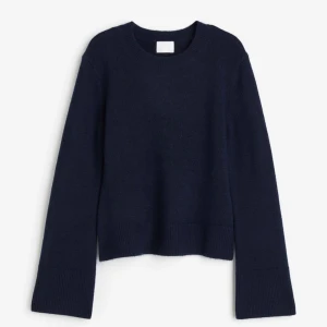 Stickad tröja - Säljer nu denna stickade tröja som har utsvängda armar💕