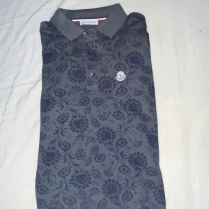 Pike tröja  - Vacker piké tröja, storlek 2 ( S ) 10/10 i skick aldrig använd pågrund av för liten storlek. Pris går att diskutera 