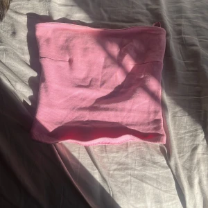 Rosa ribbad tubtopp - Säljer en söt rosa ribbad tubtopp. Perfekt för varma dagar utan axelband. I storlek Xxs  från Gina 