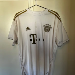 Bayern München 22/23 - En helt oanvänd helt ny Bayern München tröja, deras lätt snyggaste enligt mig, som jag köpte i fel storlek och därav inte alls kommit till användning