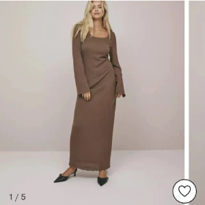 Brun långklänning - Elegant brun långklänning med långärmad design. Perfekt för en stilren och sofistikerad look. Klänningen har en enkel och klassisk stil som passar till många tillfällen.