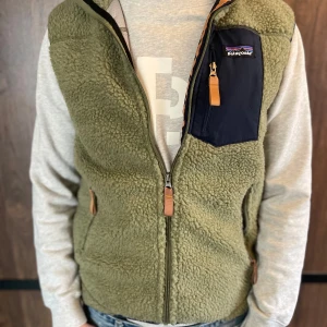 Patagonia  - Riktigt snygg fleece väst.  Mycket bra skick men Andvänd ett fåtal gånger. Västen är i storlek small. 