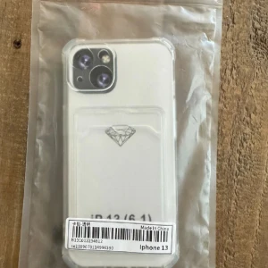 iPhone 13 skal - Skalet är helt och hållet oanvänt och kommer i original förpackning. Skalet ger möjligheten att förvara kort på baksidan av skalet och är extra tjockt på sidorna och kanterna för att skydda mobilen. Pris kan diskuteras.