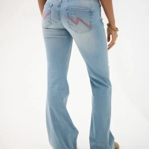 Ljusblå bootcut jeans med broderad ficka från Nelly - Snygga trendig lågmidjade ljusblå bootcut jeans med unik broderad detalj i rosa på bakfickorna. Orginalpris 699kr säljer dyrt för att de bara är använda 1 gång och är i mycket bra skick även fast de är skrynkliga.