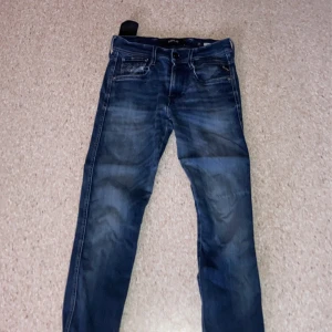 Replay anbass jeans  - Säljer ett par feta replay jeans. Dem är i storlek 32/28. Skick : 7.5/10 tar även byten och kom gärna med förslag utan att tveka 😁