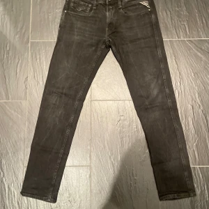 Svarta jeansbyxor från replay - Feta jeans från replay i fint skick‼️w31 L32💫Hör av dig vid frågor eller funderingar!🤝nypris på dessa ligger på 1699‼️