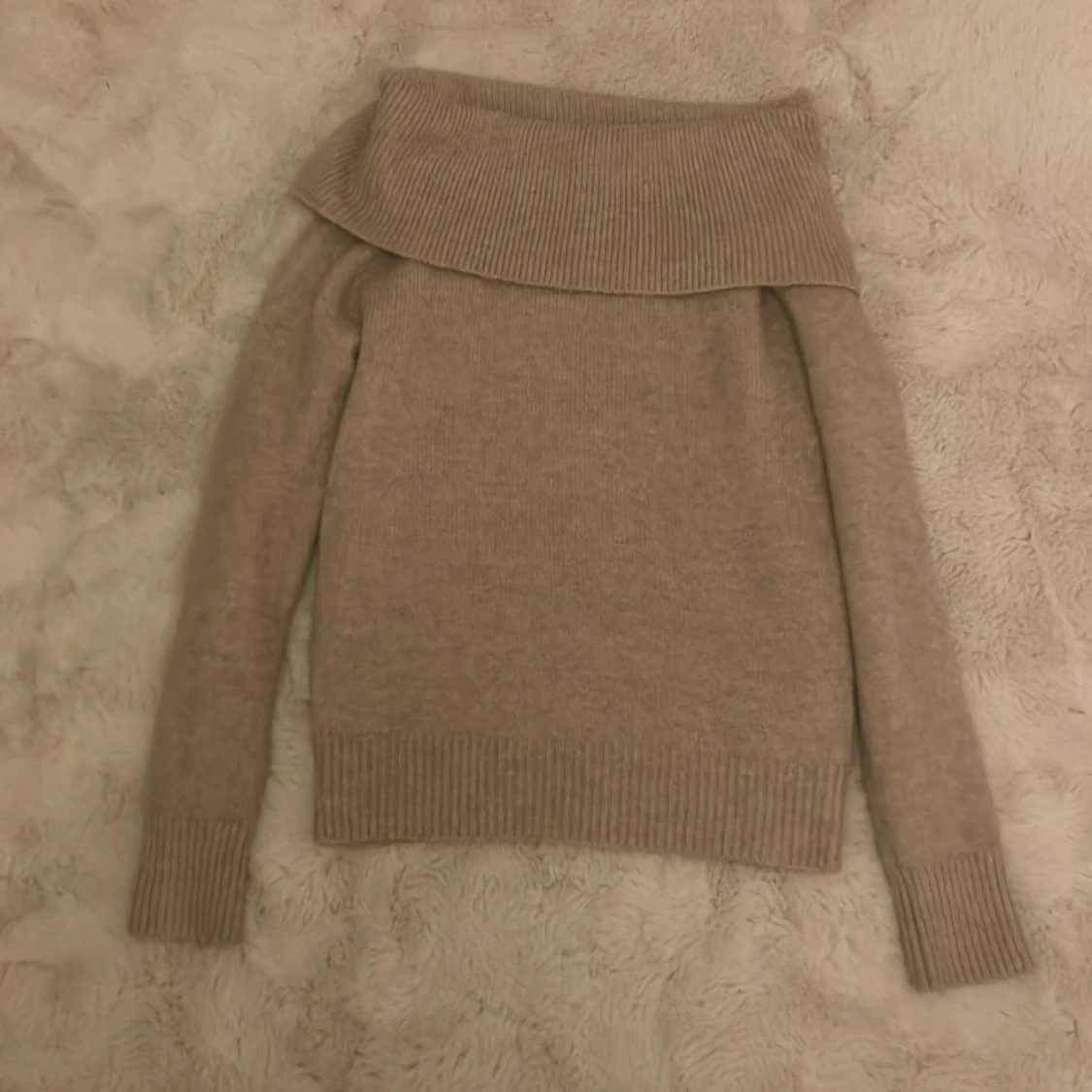 Beige stickad tröja från Amisu