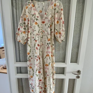 Blommig klänning med v-ringning - Använd två ggr, nypris 399 kr 🫶🏼