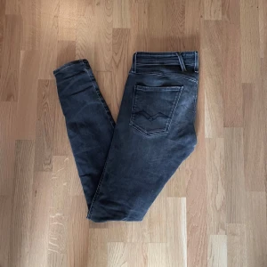 Grå jeans från Replay - Tja, säljer ett par mörkgrå/svarta replay jeans i storlek 30/32. Säljer de pga att de är för långa för mig😒Om ni har några frågor så är det bara att ni hör av er så svarar jag så snabbt jag kan. Priset är ej hugget i sten🙌 