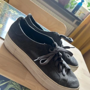 Grå sneakers från Rizzo - Storlek 39. 25cm. Inte mycket använda! 