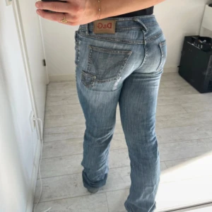 Lågmidjade Jeans från D&G - Superfina lågmidjade lite lätt bootcut jeans med revor. Midjemått 40 innerbenslängd 87 och grenmått 20 cm
