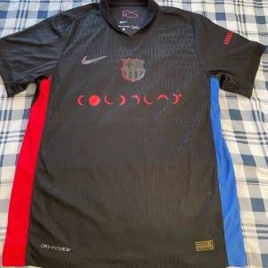 Barcelona 24/25 tröja - En ny barca tröja i storlek M perfekt nu för det varma vädret. 