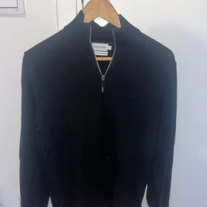 Svart tröja med dragkedja från Calvin Klein - Hejsan 👋🏼, nu säljer jag denna sköna och stilrena Calvin Klein zip up. Den är i helt perfekt skick, används endast en gång och inga tecken på användning. Denna är i storlek M, om du har funderingar eller frågor så är det bara att höra av sig :)  Nypris: 1200kr Säljer den för 400kr 