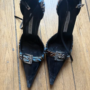 Spetsiga klackar från Luciano Padovan - Snygga pumps med spetsig tå från Luciano Padovan. Skorna har ett unikt zebramönster i brunt och blått samt en dekorativ spänne på framsidan. Galet coola men kommer tyvärr inte till användning! Köpa i Paris för 120 euro