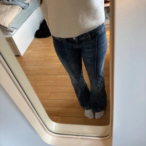 Blå bootcut jeans - Intressekoll på dessa lågmidjade bootcut jeans med söm från Monki i storlek 26💙💙💙Skriv vid frågor eller fler bilder!! 