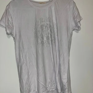 T-paita - valkoinen t-paita, jossa edessä logo timanteilla. Koko S.  Kaikai n 40cm, pituus n 56cm.Kissatalous Mikäli hinta ei miellytä tarjoa rohkeasti!! Katsothan myös muut ilmoitukseni!!