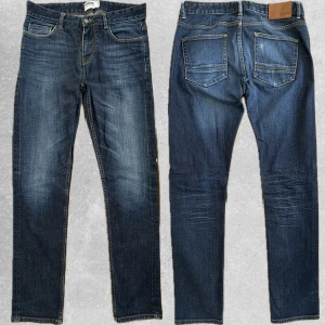 Mörkblåa Dobber Jeans  - Säljer nu dessa riktigt snygga dobber jeansen. Jeansen har en riktigt snygg tvätt. Storlek 31/32. Sitter Slim-Fit (Skriv för måtten). Mycket bra skick inga defekter. Hör av dig om du undrar något eller vill ha fler bilder! Pris är diskuterbart 