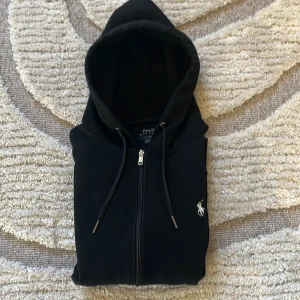 Ralph Lauren hoodie - Säljer nu denna snygga hoodien från Ralph Lauren. Tecken på användning finns nästan inte och passar till våren då den håller värmen utan jacka. Kom privat för prislförslag eller frågor🤝