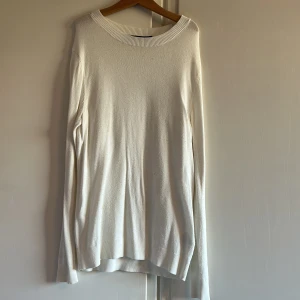Vit tröja från lager 157 - Säljer en stilren vit tröja från lager 157 i storlek XS. Tröjan har en normal passform med långa ärmar och ribbade muddar vid hals och ärmslut. Perfekt för en enkel och klassisk look.