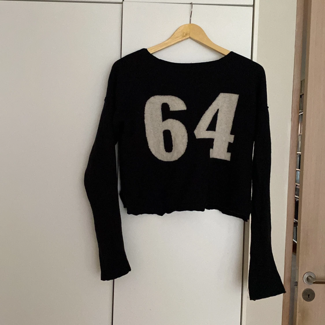 Svart tröja med siffran 64