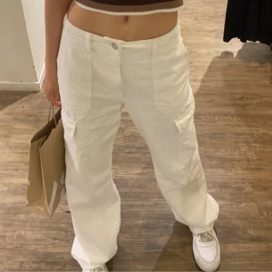 Vita cargopants - Snygga vita cargopants från zara