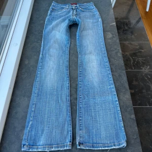 Bootuct y2k jeans  - Utsvända lågmidjade blåa jeans med coola fickor bak. . Tyvärr så har de ett litet hål som syns på den näst sista bilden. Men det går säkert att laga. Dessutom är de lite slitna längst ner men inget man tänker på. Innerbenslängd: ca 87 cm midjehöjd: ca 20 cm. Midjemått: ca 35 cm. Har tyvärr ingen bild på då de inte passar mig. 💕💕