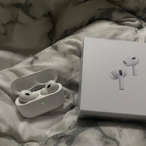 AirPod Pro 2 - Utmärkt skick, nästan som nya. Köptes för ca 1 månad sedan, och säljer pga använder en annan generation. Hela boxen tillkommer även, med tillbehör. 
